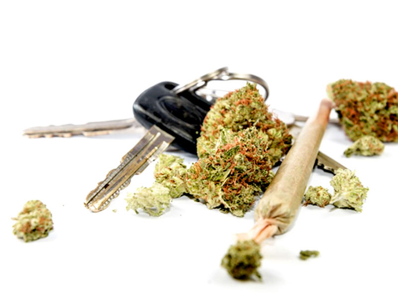 Конопля и вождение Травка и вождение, ключи от автомобиля, бошки, косяк